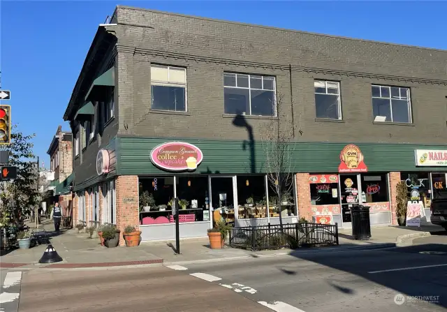 Just around the corner, enjoy a cozy shop offering delicious coffee and cupcakes—who doesn’t love cupcakes? It’s the perfect spot to grab a sweet treat and your favorite brew, adding a little extra joy to your day.