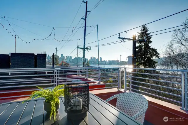 large roof top deck for entertaining