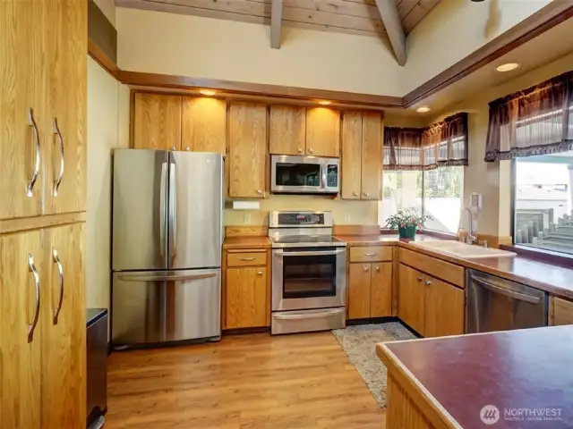 Furnished clubhouse kitchen makes entertaining a crowd so much easier.