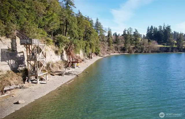 This is almost high tide. When the tide goes out, you can walk another 25-50 ft.