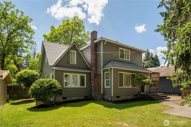 Multiple options available with the large Parkland duplex!