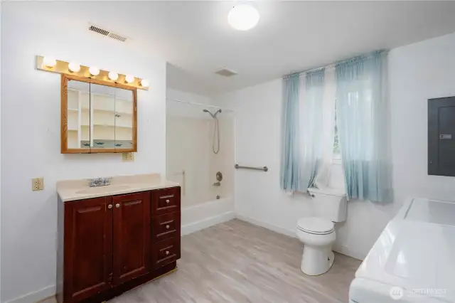 Unit B full bathroom.