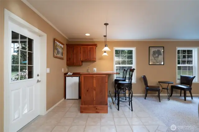 This spacious bonus room features a wet bar and a private separate entrance, making it perfect as an entertainment hub, media room, or guest retreat—ideal for hosting friends or enjoying movie nights in style.