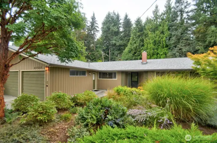 Tucked near the Carylon neighborhood, backing to Watershed park, this well kept & fun mid-century modern home waits for you!