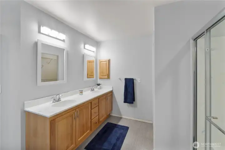 Double vanity main floor primary