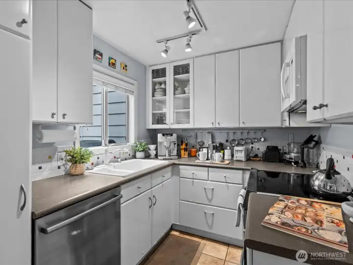 Cozy and bright kitchen with upgraded appliances