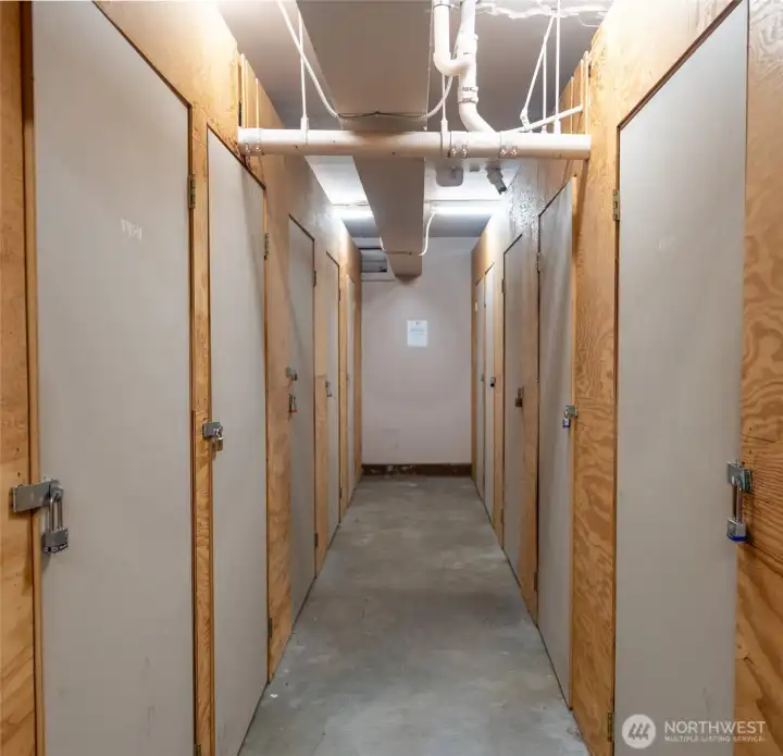 Private storage lockers