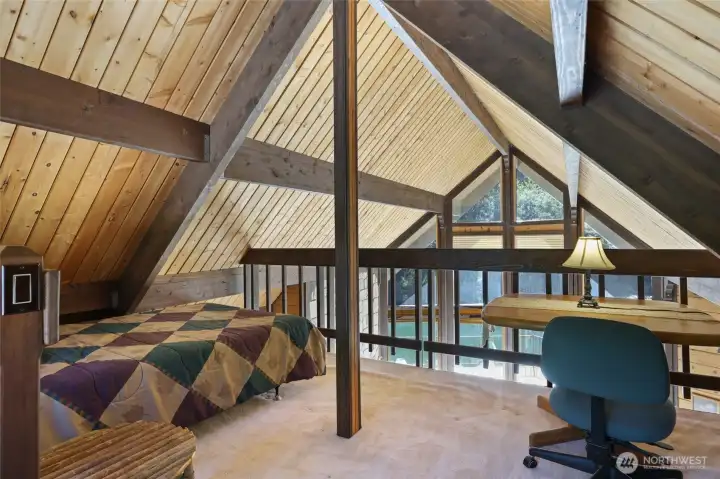 Additionall loft for sleeping area and or office