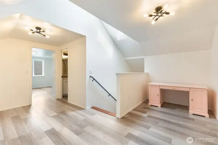 Upstairs loft with bedroom and full bathroom