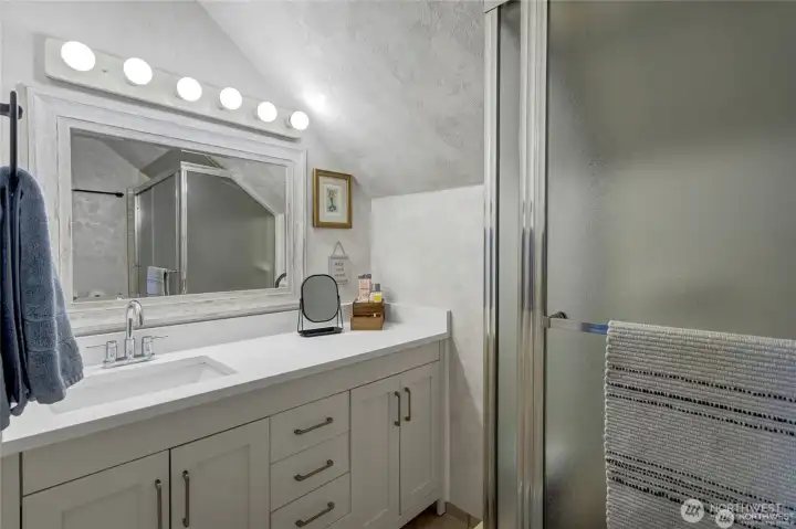 Upstairs Hall Full Bathroom