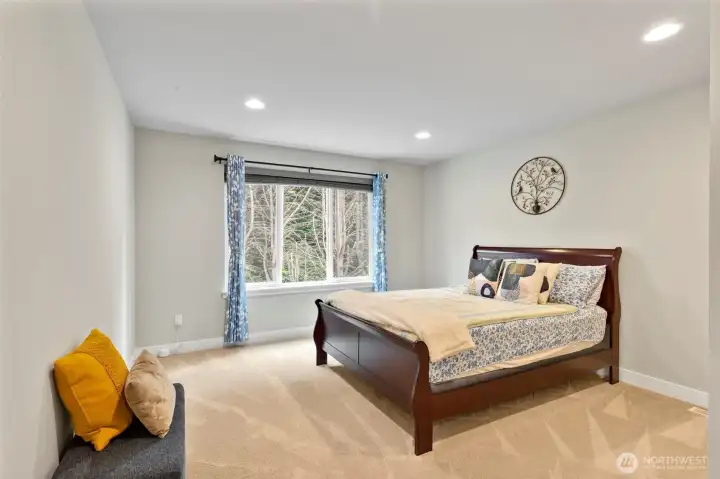 Large and comfortable second bedroom.  Perfect for guests or teens room?