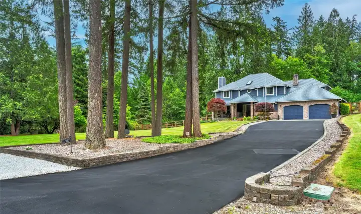 Almost an acre, peaceful, quiet, private home in Kent/Covington on a no thru road. Minutes to freeways and all amenities.