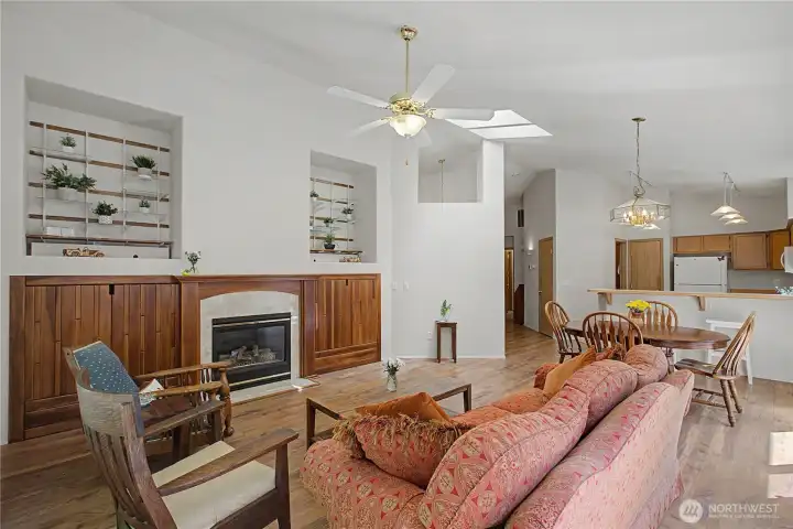 Such a great room with display shelving for all your cool knickknacks! Such a great room with display shelving for all your cool knickknacks!