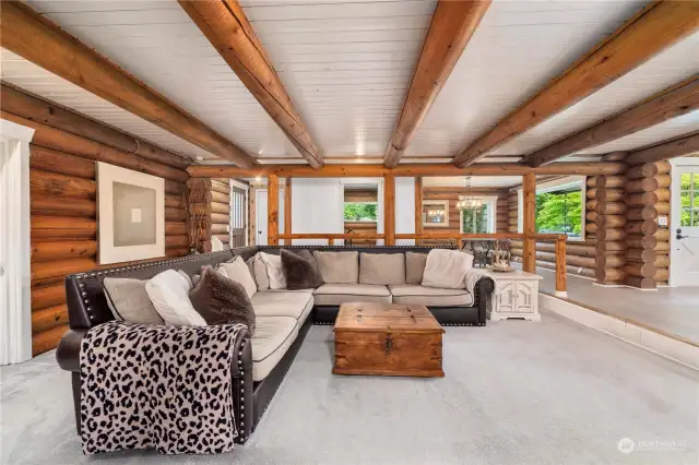 Expansive wood log beams giving you all the cozy feelings!