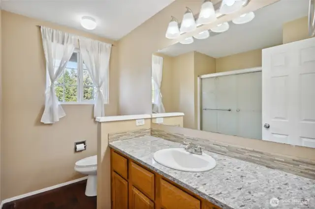 Maint full bath upstairs
