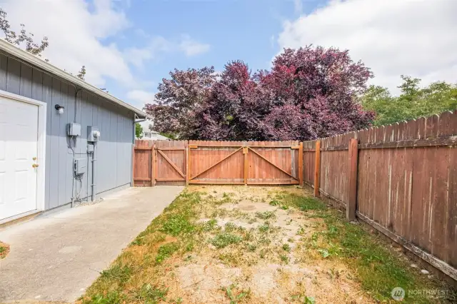 RV/Boat Parking w/ oversized gate.
