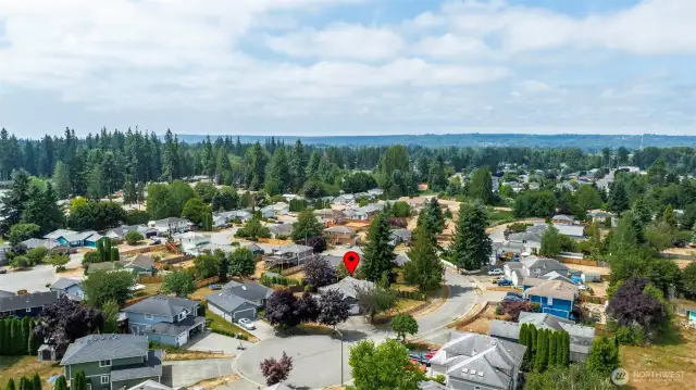 Cul-de-sac privacy yet minutes from everything!