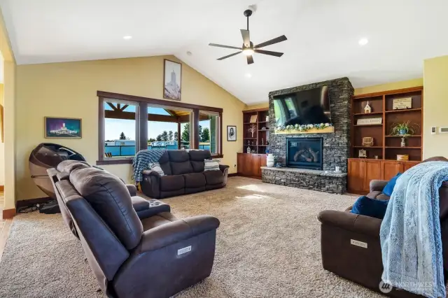 Living room with Gas firelace
