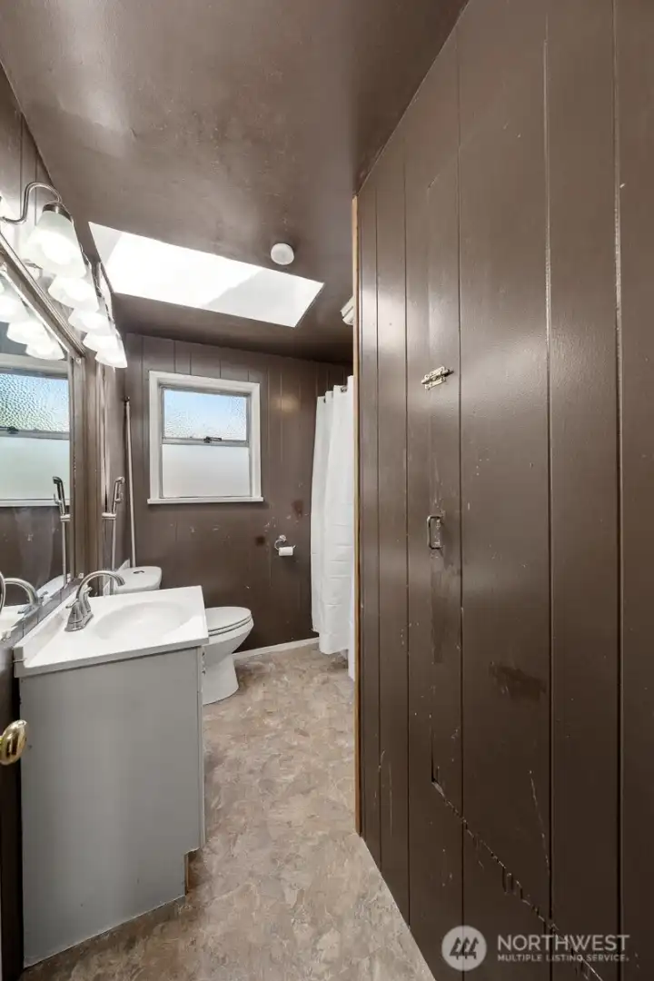 Full Bath w/skylight