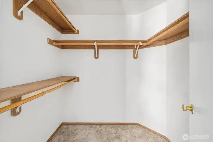 Primary en suite - walk-in closet.