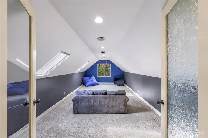 Large bonus room with french doors
