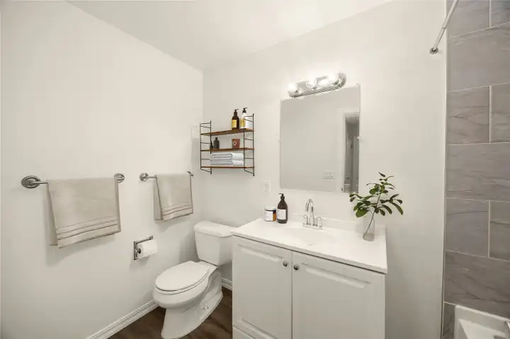 Full bathroom (virtually staged)