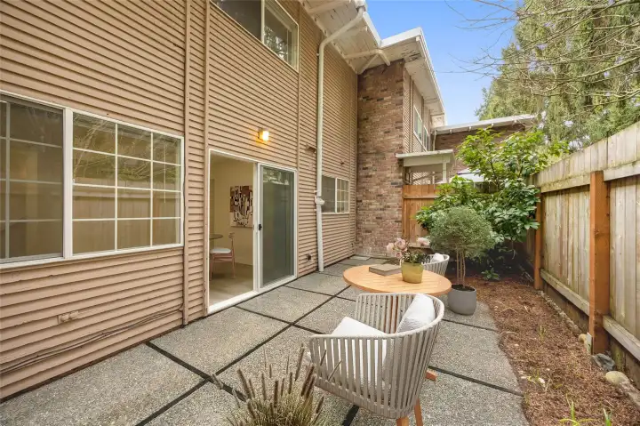Fully fenced patio (virtually staged)