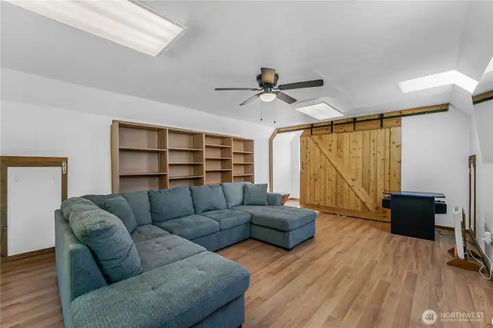 Above garage extra large studio, additional guest area, craft room, or family room!