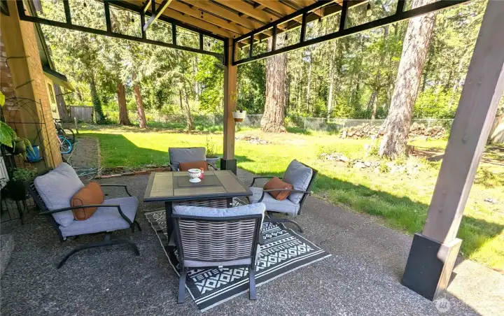 Backyard patio to enjoy!