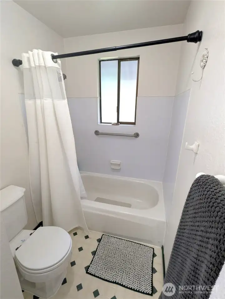 Downstairs bathroom with tub/shower