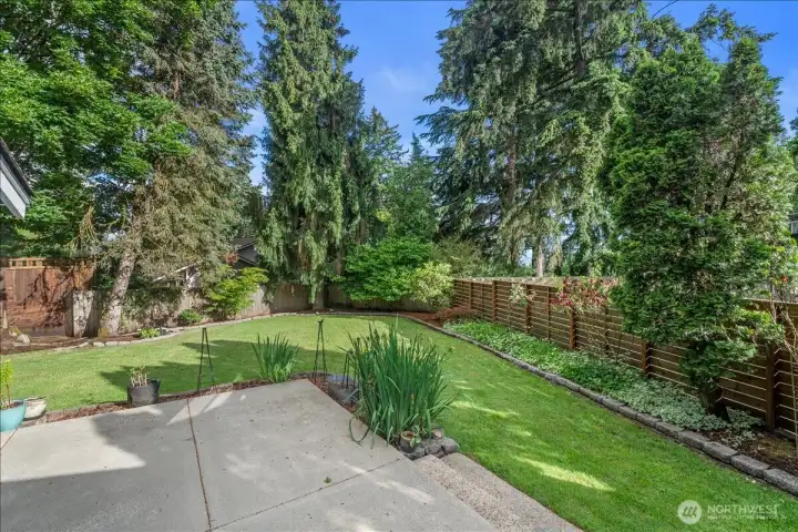 Backyard – Expansive fenced backyard with lawn, mature trees, and established landscaping. Open outdoor space offers room for recreation, gardening, and entertaining.