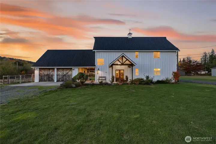 Surrounded by open skies and the beauty of nature, each day begins with breathtaking sunrises and ends with spectacular sunsets that paint the horizon an unforgettable color.