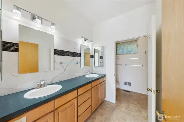 Ensuite bath, dual sinks and privacy toilet/shower