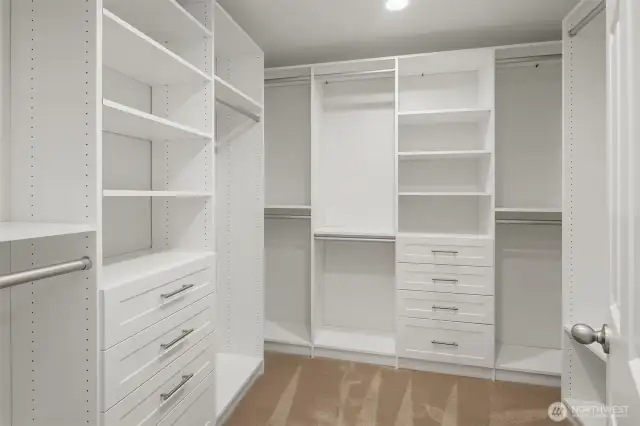 Thoughtfully designed closet with built-in's, fully ready to go!