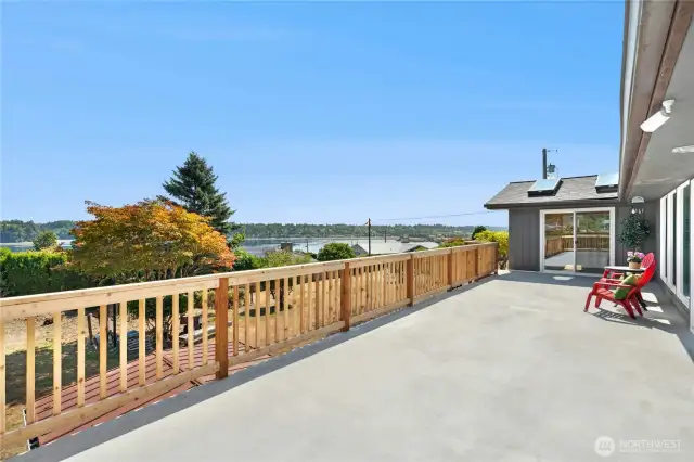 Entertainment Sized Deck with Views