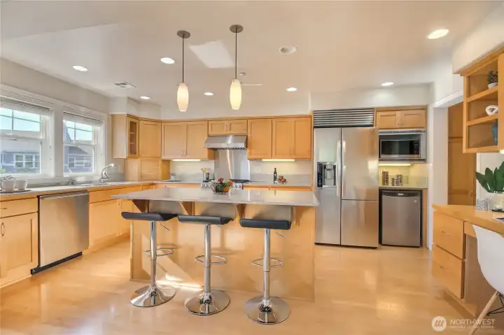 Stainless appliances, gas cooking, built in desk, this kitchen has it all.
