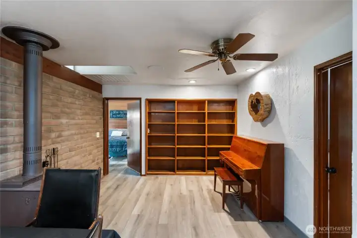 Plenty of shelving for your music or book shelves