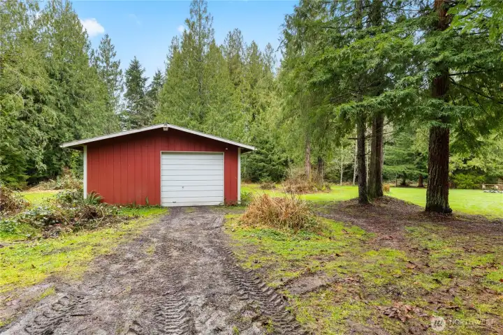 Detached garage/outbuilding