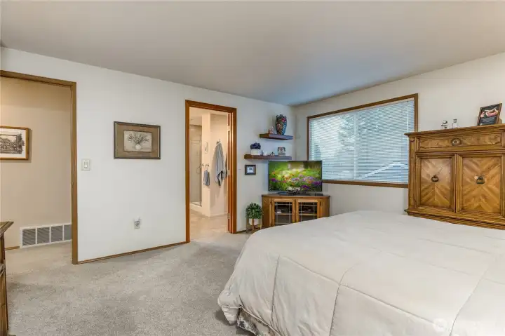 Primary suite with brand new carpet