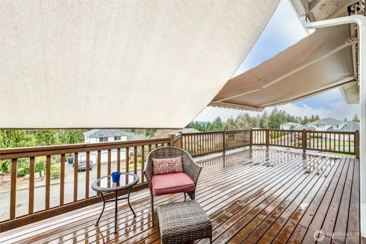 Retractable awnings for those sunny or rainy days.