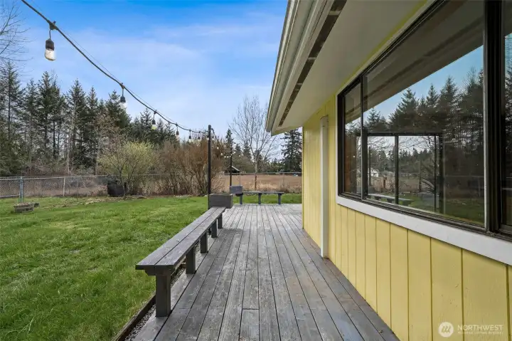 Side deck w/ benches