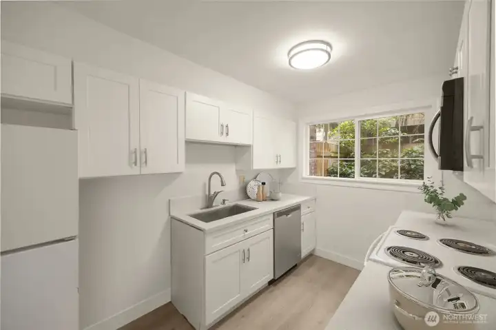 Kitchen (virtually staged)