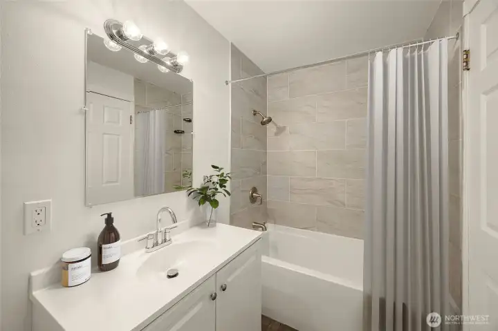 Full bathroom (virtually staged)