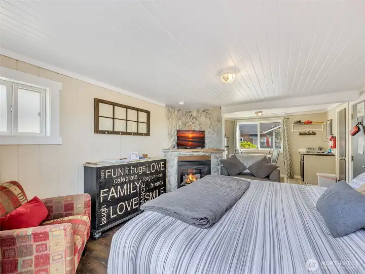 Light-filled studio bedroom with clean finishes and coastal charm in Long Beach Washington