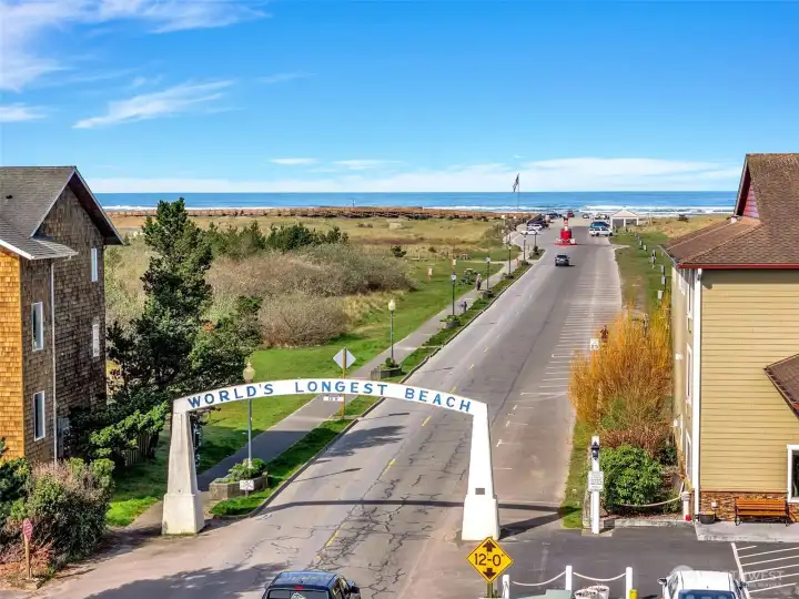 Prime location downtown Long Beach, WA. Right near the arch, restaurants, beach approach, shopping and more.