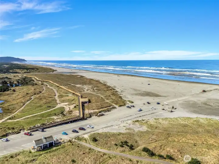 Prime location downtown Long Beach, WA. Right near the arch, restaurants, beach approach, shopping and more.