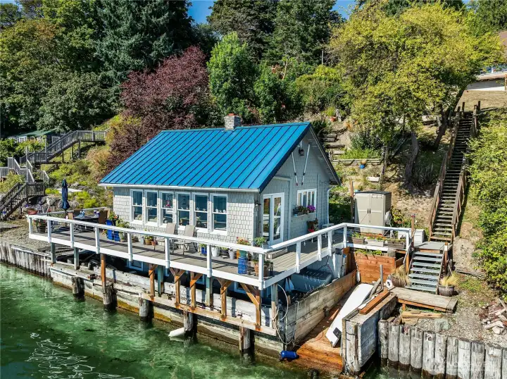 Beachfront Retreat with 50' beachfront & small boat ramp