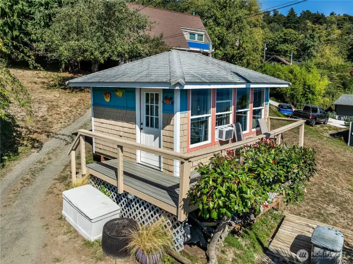 Detached 16 x 20 outbuilding/sleeping porch/studio