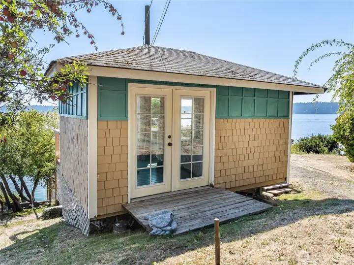 Detached 16 x 20 outbuilding/sleeping porch/studio