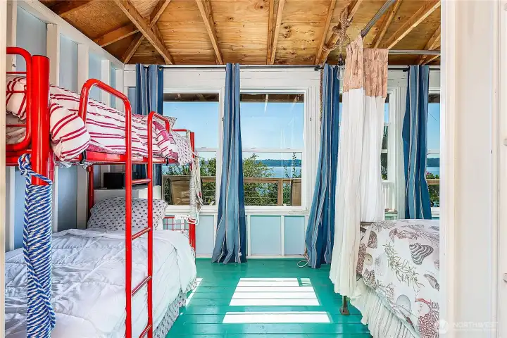 Detached 16 x 20 outbuilding/sleeping porch/studio